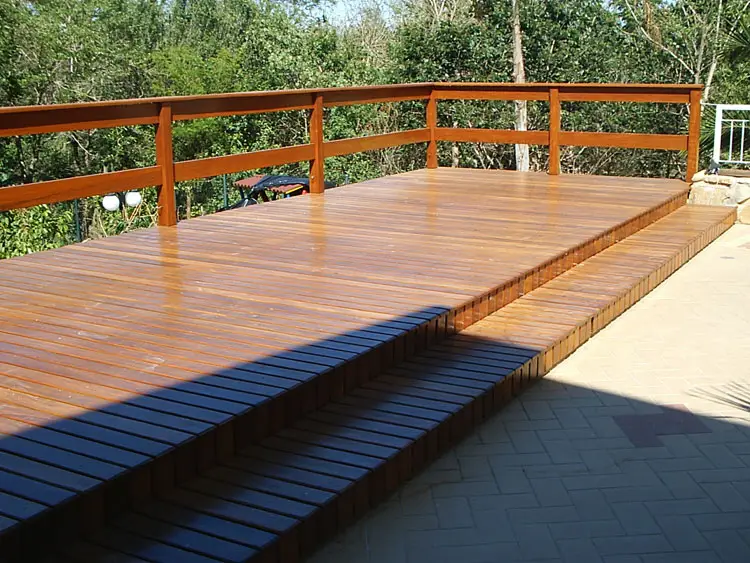 Deck de madeira - Piso para piscina e jardim. Deque, Deques, Decks. Modelos e Preços.