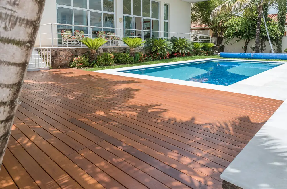 Deck de madeira na piscina