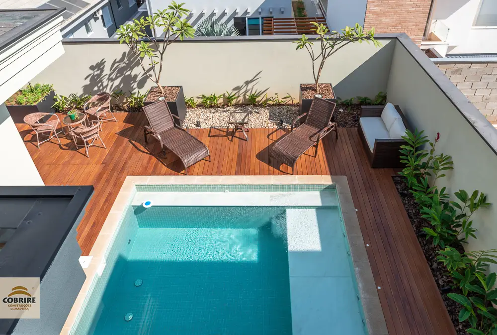 Deck de madeira fixado em piscina - Cobrire