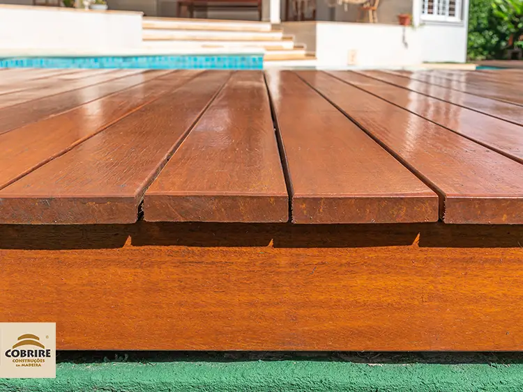 Lateral do deck de madeira Cobrire