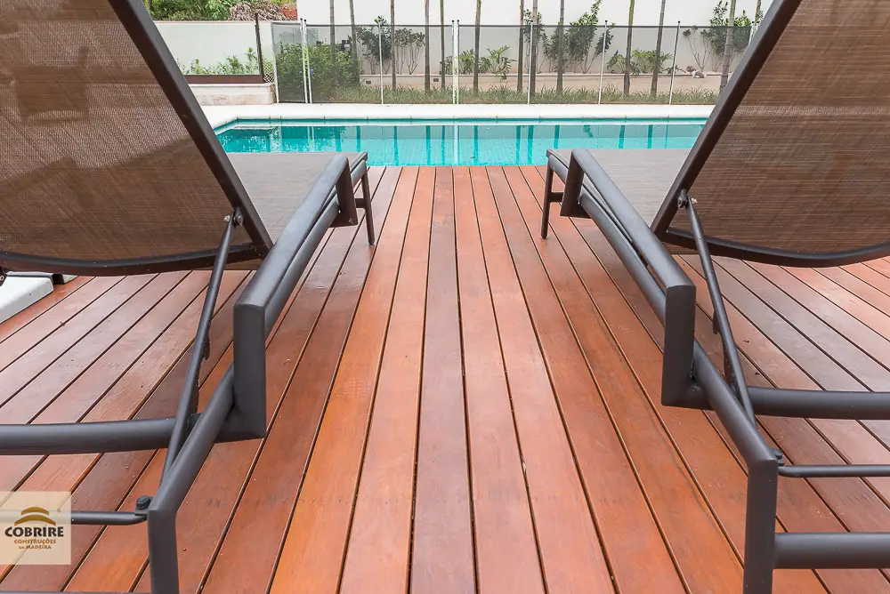 Frestras no Deck de madeira piscina Cobrire