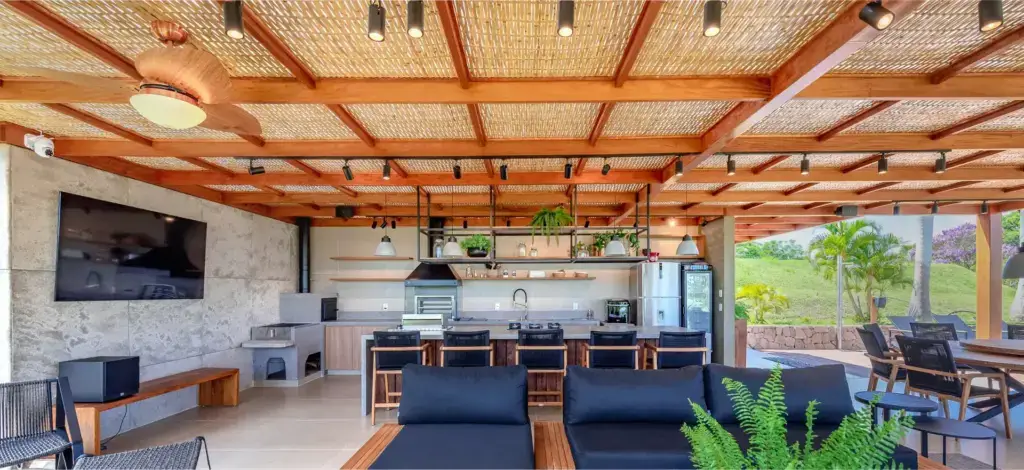 casa de alto padrão decorada com forro de bambu pergolado de madeira cobrire