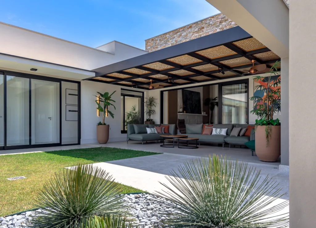 Casa de alto padrão com pergolado de ferro Cobrire