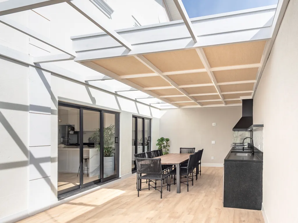 Casa com área gourmet com pergolado de ferro branco Cobrire