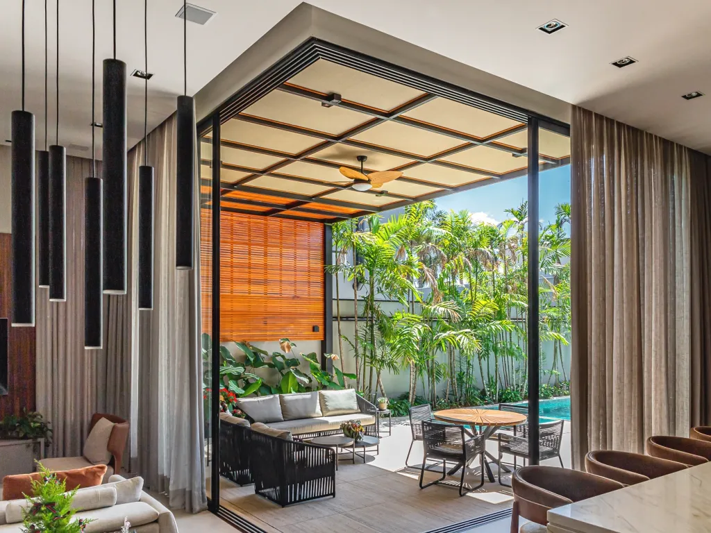 casa alto padrão com pergolado de ferro - cobrire