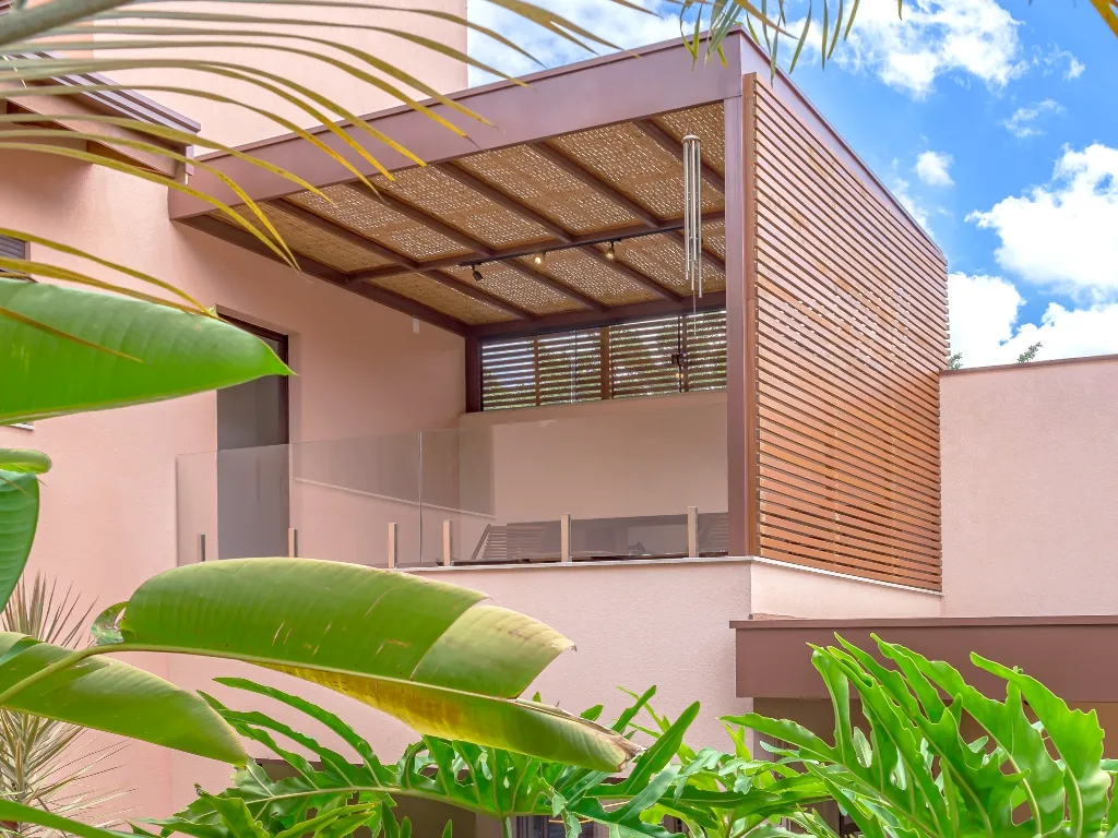 Casa de alto padrão com sacada de pergolado de ferro Cobrire