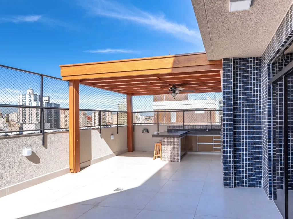 Pergolado de madeira em rooftop Cobrire