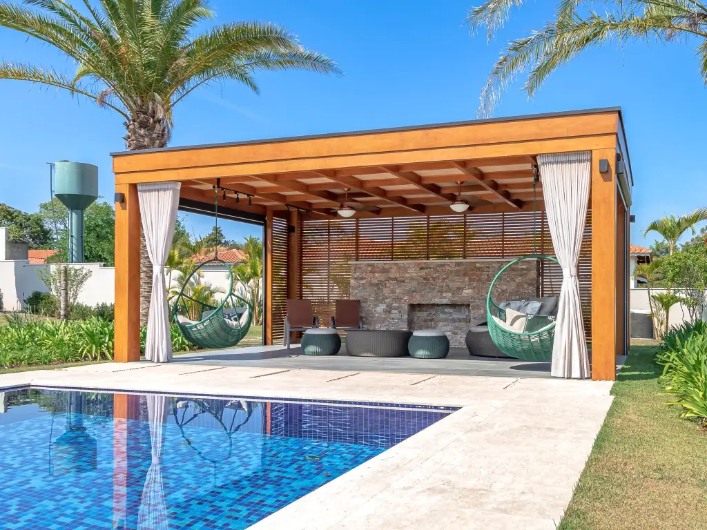 casa de alto padrão decorada com pergolado de madeira