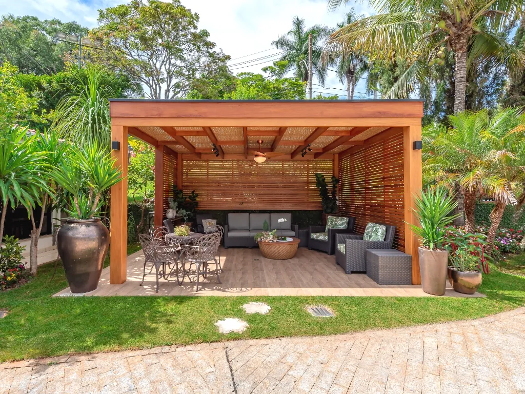 pergolado de madeira no jardim 2