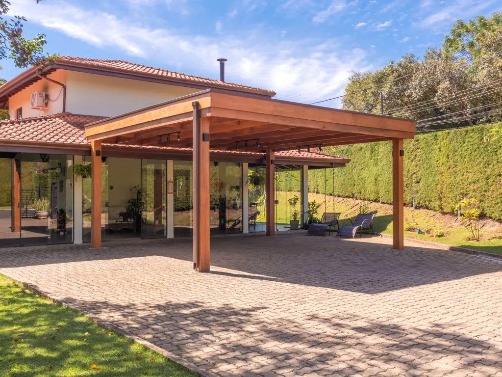 pergolado de madeira na garagem