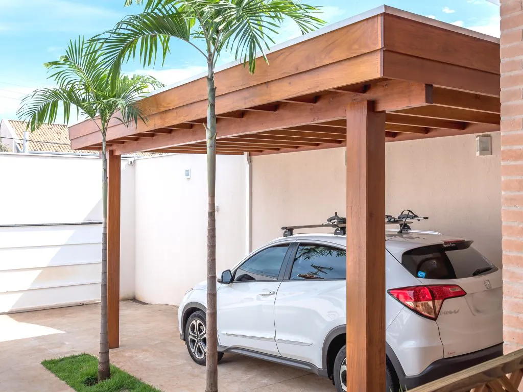 pergolado de madeira na garagem