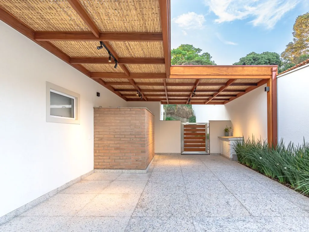 pergolado de madeira na garagem