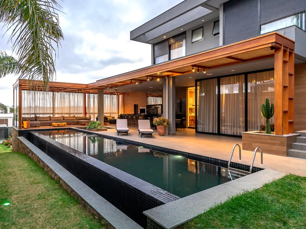 Casa Alto padrão com pergolado de madeira na piscina cobrire