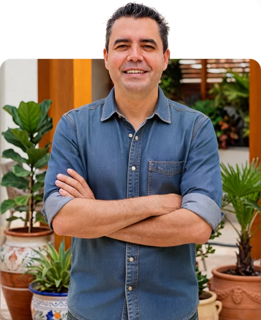 gustav de braços cruzados camisa jeans